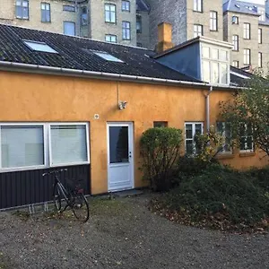 In Quiet Yellow Courtyard , Kopenhagen Denemarken